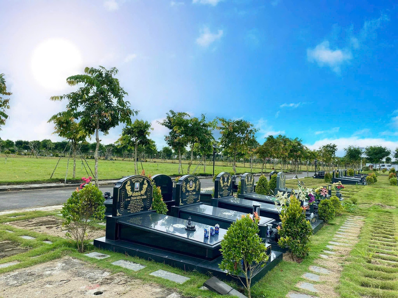 không nên xây mộ sát mộ người lạ
